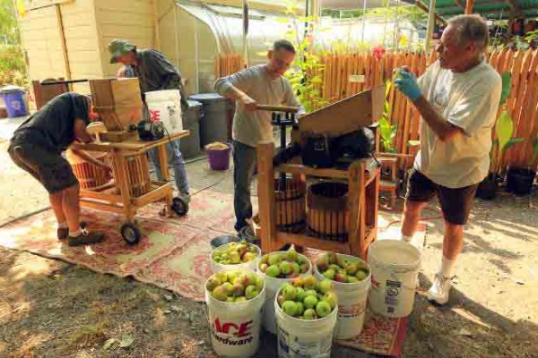 Apple waste eliminated with SFRR press (JOHN BURGESS)04