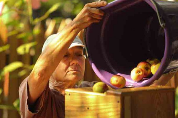 Apple waste eliminated with SFRR press (JOHN BURGESS)05